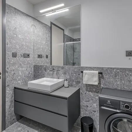 New Modern Mima Pula